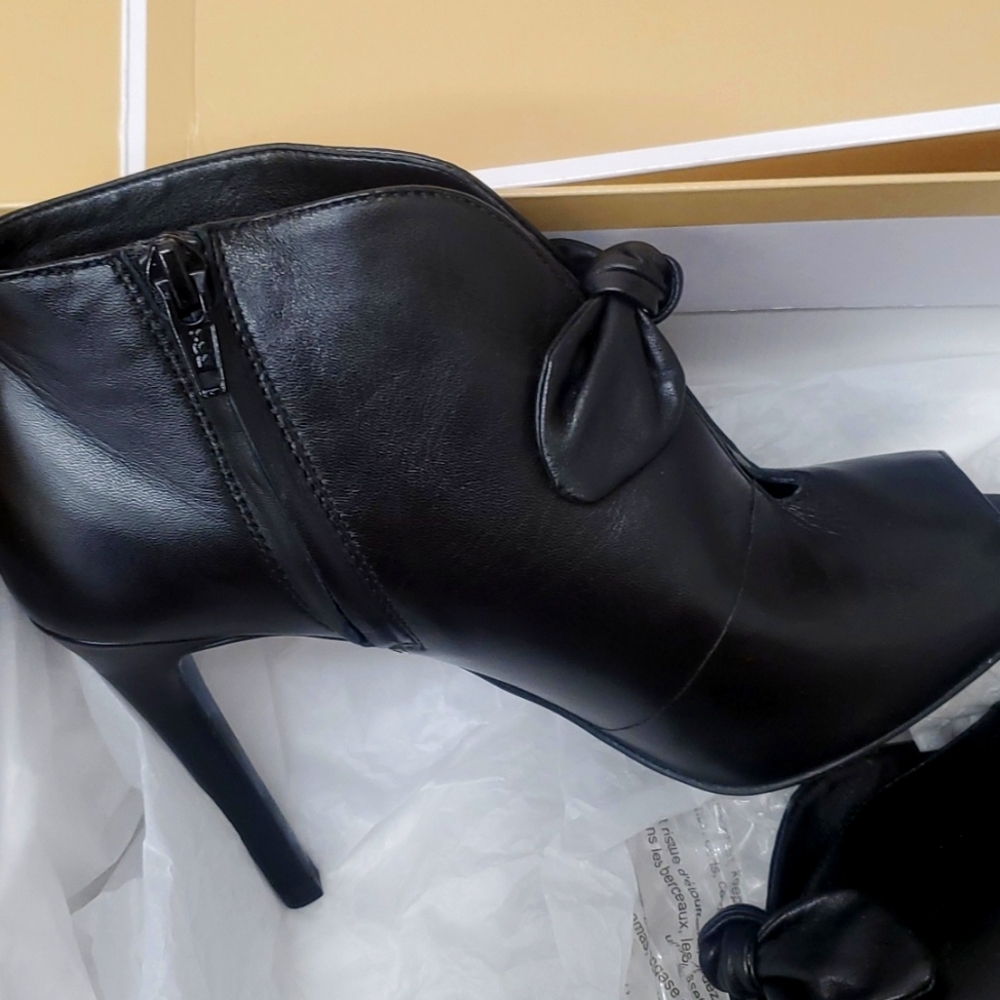 Iam sellin a pair of leather Micheal Kors booties with the little bow , a must